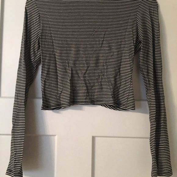 Long-Sleeved Striped Crop Top - Picture 4 of 4